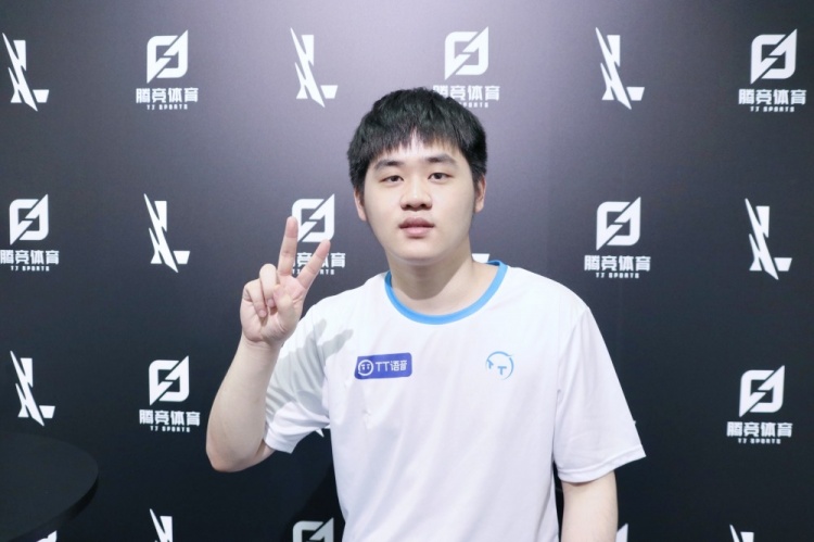 她善于通过 她善于通过